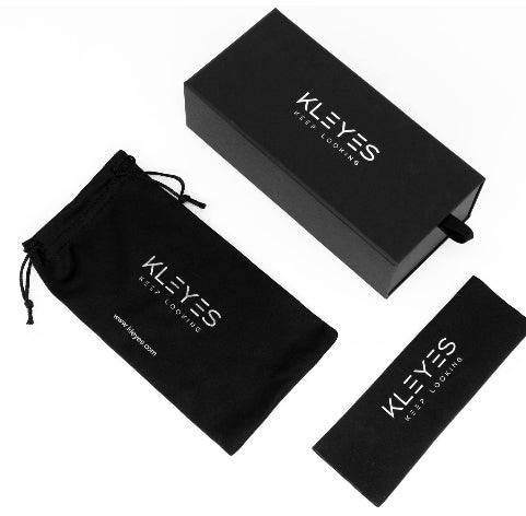 Das Chogan-Verpackungsset enthält eine rechteckige Box, einen Beutel mit Kordelzug und ein Reinigungstuch für Ihre Pilotenbrille. Jeder Artikel trägt das Chogan-Logo und den Slogan „FEEL YOUNGER“ und passt perfekt zu Ihrer Sonnenbrille mit braunem Metallrahmen und Filterkategorie 3.