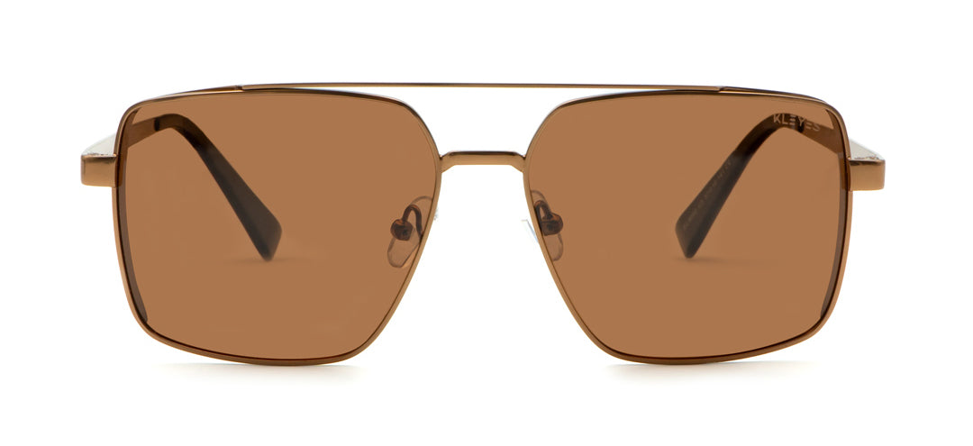 Die Pilotenbrille Chogan besticht durch braun getönte Gläser, ein schlankes, kantiges Design und einen braunen Metallrahmen. Mit einem schmalen Steg und Bügeln aus Metall bietet sie einen stilvollen Look mit Filterkategorie 3-Schutz.